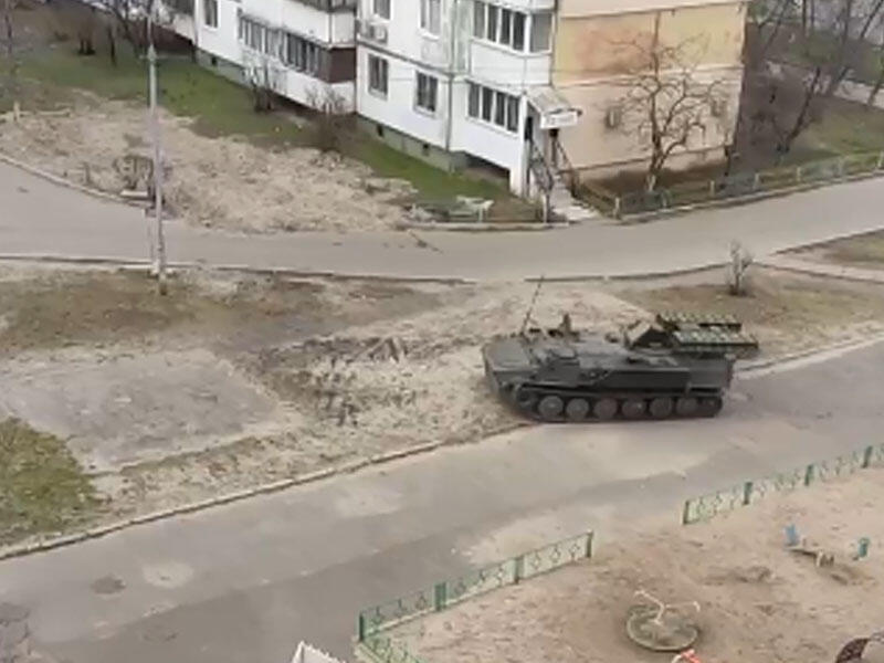 SON DƏQİQƏ - Rusiya tankları və zirehli texnikası Kiyevin mərkəzində - VİDEO