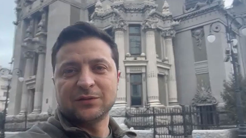 Zelenski: “Mən buradayam və silahı yerə qoymayacağıq” - VİDEO