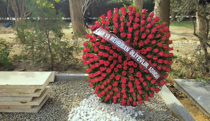 İlham Əliyev və Mehriban Əliyeva Əlibaba Məmmədovun dəfn mərasiminə əklil göndərib-FOTO