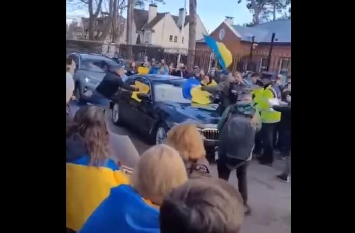 Dublində insanlar Rusiya səfirinə belə etiraz etdilər - VİDEO