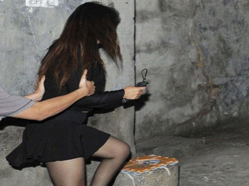 Bakıda 34 yaşlı kişi sevgilisini gecəyarısı küçədə döydü - TƏFƏRRÜAT