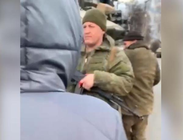 Dinc sakinlər rus tanklarını dayandırmaq üçün qarşısına çıxıblar - VİDEO