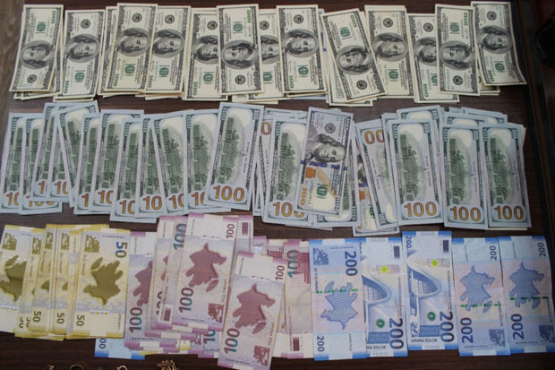 Oğurladıqları külli miqdar dolları torpağa basdırdılar - FOTO/VİDEO