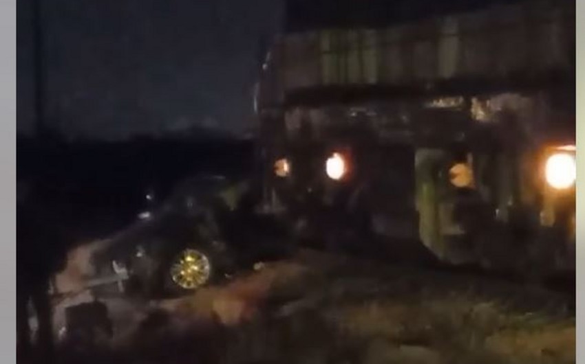 Bakıda teplovozla avtomobil toqquşub: Ölən var - VİDEO