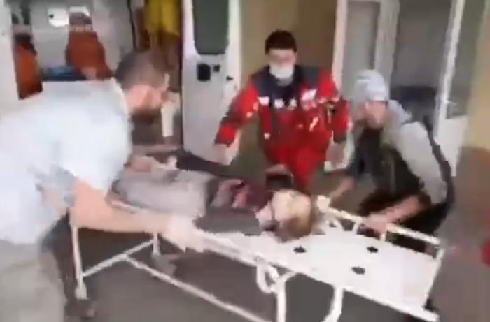 Ukraynada ağır yaralanan körpənin həyata döndürülməsi - HƏSSAS GÖRÜNTÜLƏR