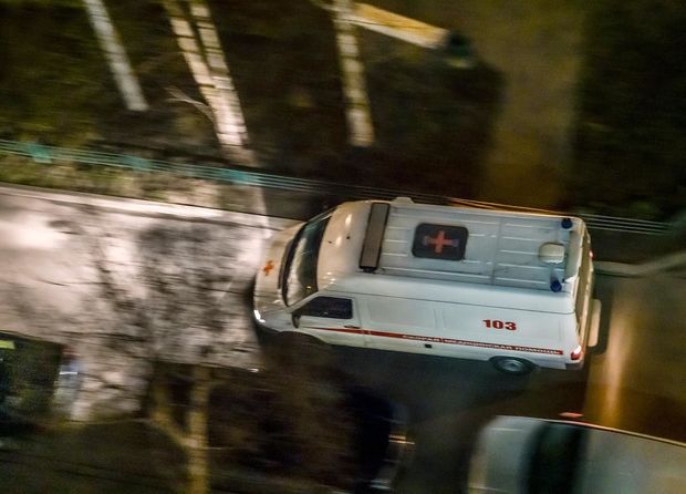 Мужчина и женщина выжили после падения с 17-го этажа