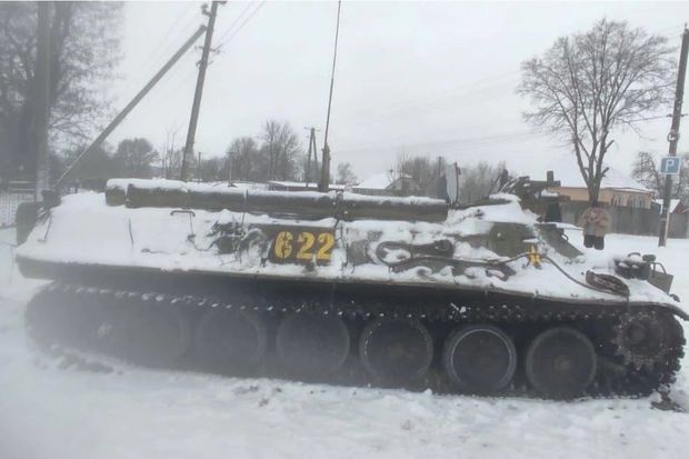 Xarkovda rusiyalı hərbçilər öz texnikalarını atıb qaçırlar - FOTO