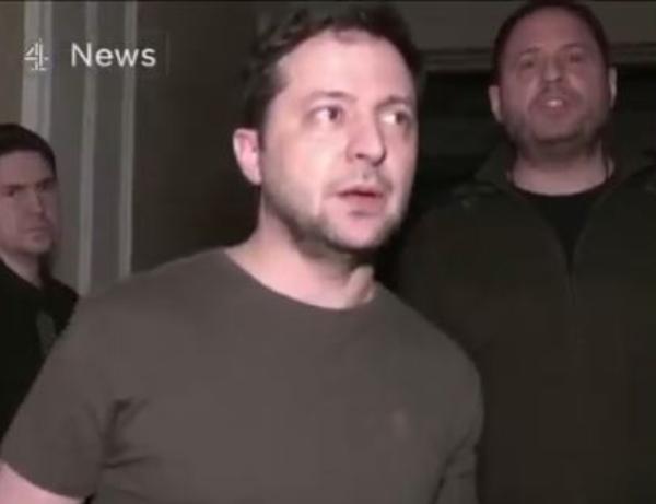 Zelenski ailəsi ilə bağlı danışarkən Kiyevin bombalandığını xəbər verirlər - VİDEO