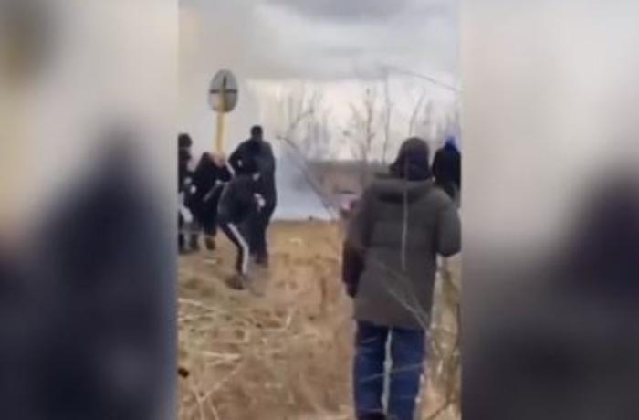 Mülki ukraynalılar ruslar tərəfindən atəşə tutuldu - VİDEO