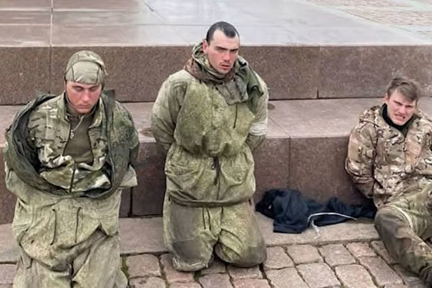 Российских десантников поставили на колени перед мемориалом - ВИДЕО