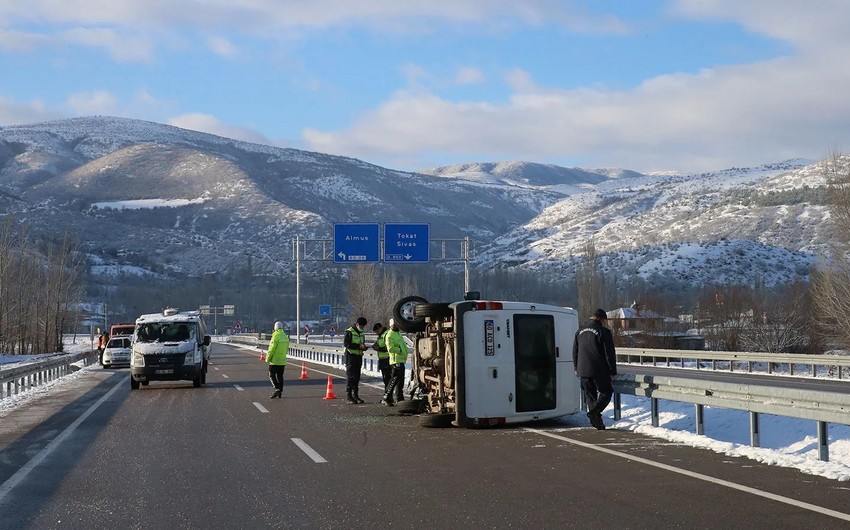 Türkiyədə hərbçiləri daşıyan avtomobil aşıb, 1 əsgər ölüb, 3-ü yaralanıb