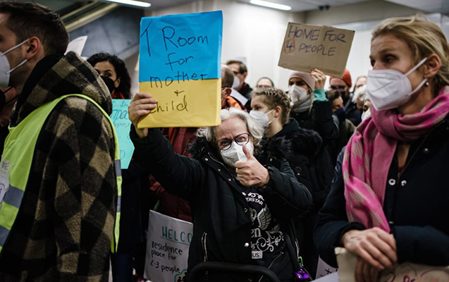 Ukraynalı qaçqınların qarşılanmasında təsirli anlar - Video