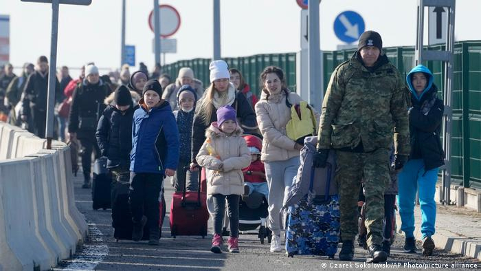 Fransa Britaniyanı ukraynalı qaçqınlara qeyri-humanist davranmaqda ittiham edib
