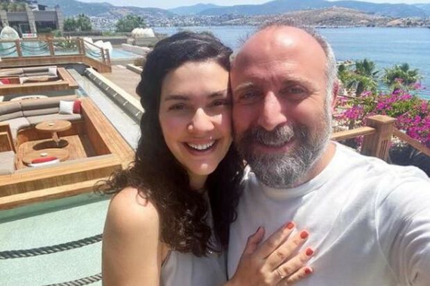 Bergüzar Korel ilk dəfə oğlunun şəklini paylaşdı – FOTO