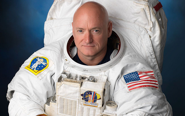 Amerikalı astronavt Rusiyanın medalını geri qaytardı - Foto