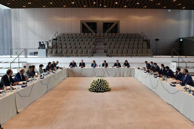 Mikayıl Cabbarov britaniyalı rəsmilərlə qarşılıqlı investisiyaların təşviqini müzakirə etdi - FOTO