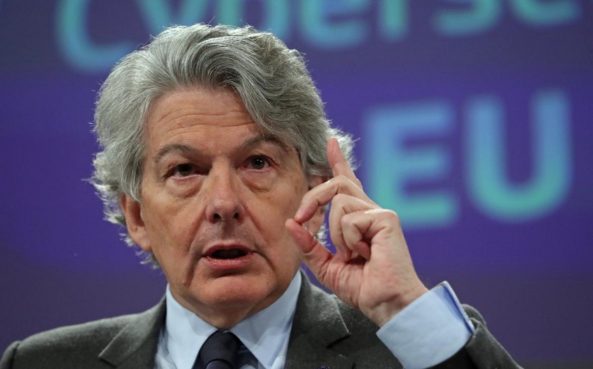 Еврокомиссар: ЕС изучает вопрос о полном отказе от поставок топлива из России