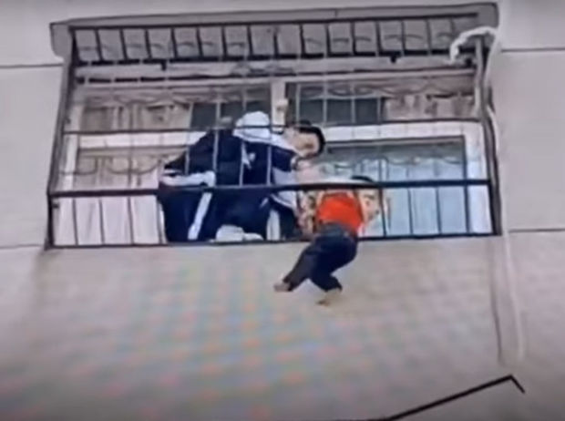 Двое школьников спасли выпавшую из окна на шестом этаже девочку - ВИДЕО