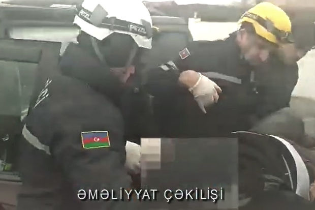 “Toyota” və “Land Rover” toqquşdu: Sıxılı vəziyyətdə qalan şəxs xilas edildi - ƏMƏLİYYAT GÖRÜNTÜLƏRİ