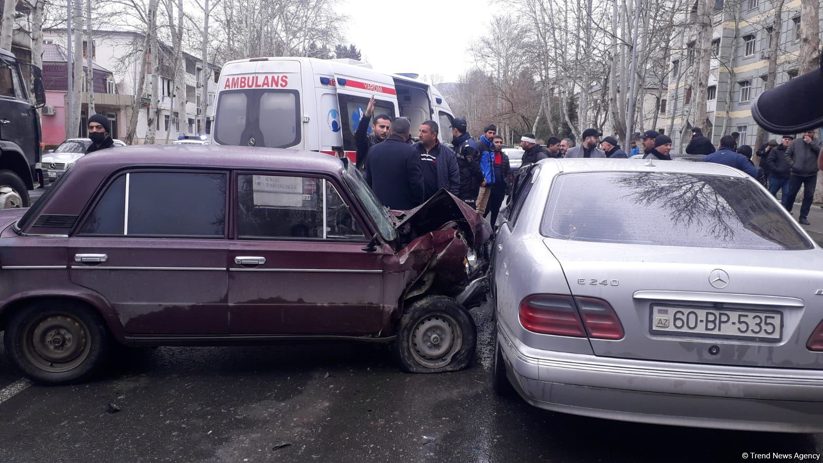Mingəçevirdə iki avtomobil toqquşub, xəsarət alanlar var - VİDEO - FOTO