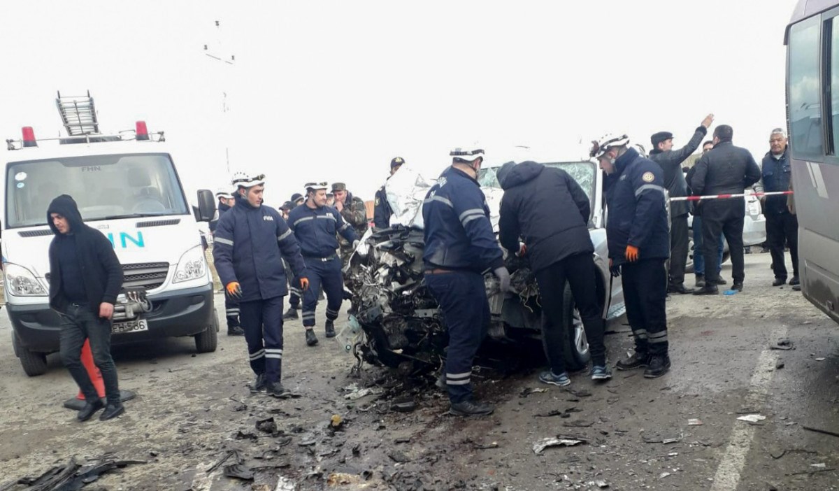 Mikroavtobus minik avtomobili ilə toqquşub, 13 nəfər yaralanıb