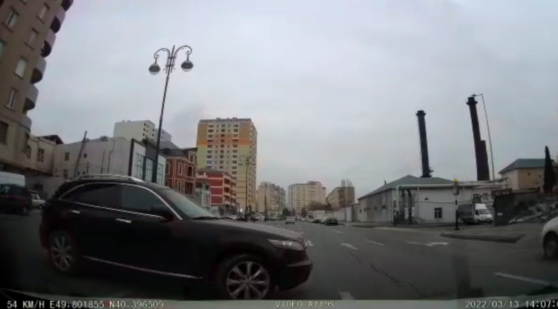 Yasamalda qaydanı pozan sürücü qəzaya səbəb oldu - ANBAAN VİDEO