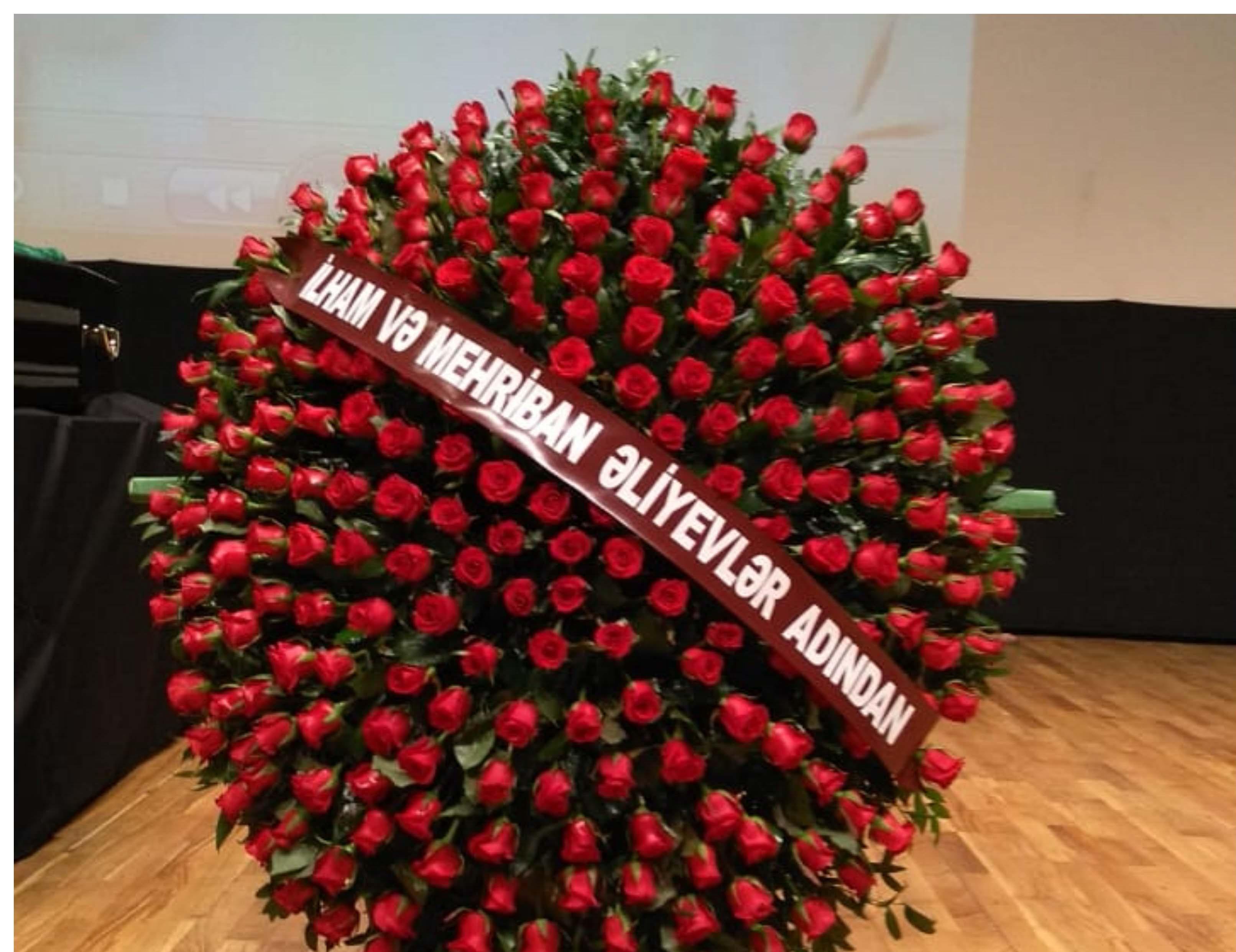 İlham Əliyev və Mehriban Əliyeva Rüstəm İbrahimbəyovun vida mərasiminə əklil göndərib