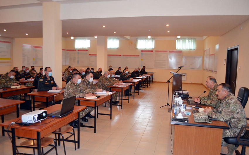 Kərim Vəliyev Azərbaycan Ordusunun vəzifəli şəxslərinə tapşırıqlar verib