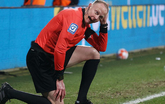 Bundesliqa matçında insident, oyun yarımçıq qaldı - Fotolar