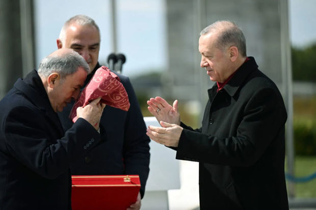 Эрдогану преподнесено привезенное из Великобритании боевое знамя времен Османской империи - ФОТО