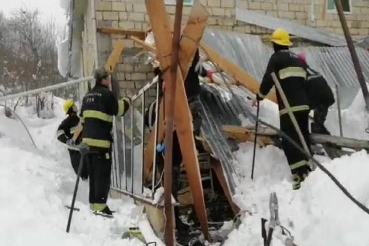 İsmayıllıda güclü qar nəticəsində talvarı çökən evin sakinləri xilas edilib