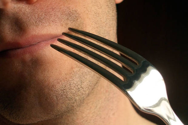 Bakıda evə sərxoş gələn qadın sevgilisinə çəngəllə xəsarət yetirdi