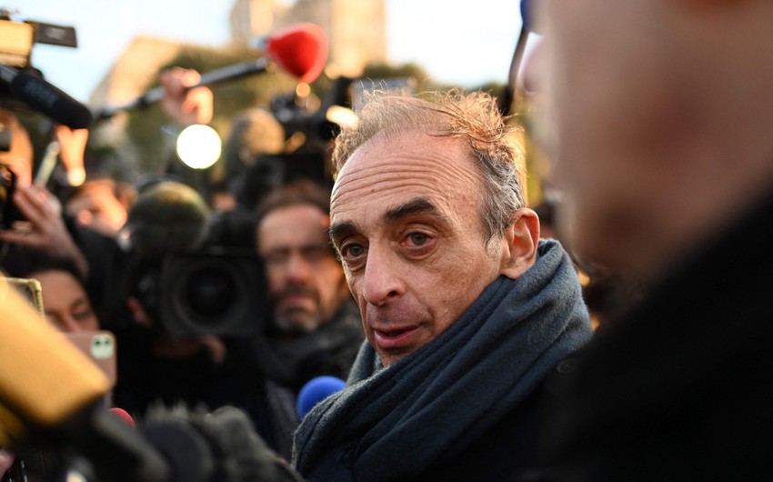 Parisdə prezidentliyə namizədə butulka atılıb - VİDEO