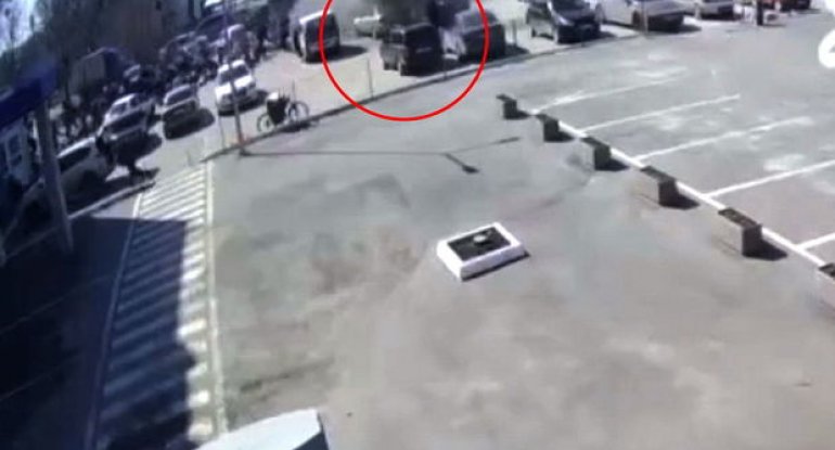 Xarkovda insanların humanitar yardım üçün toplaşdığı yerə raketin düşmə anı – VİDEO