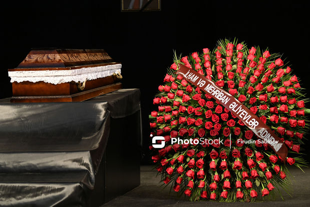 İlham Əliyev və Mehriban Əliyeva Ayaz Mütəllibovla vida mərasiminə əklil göndəriblər - FOTO