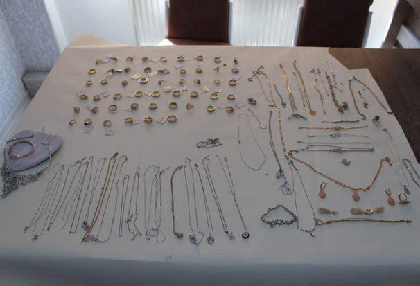 Göyçayda mağaza sahibini oyuncaq tapança ilə qorxudub 45 min manatlıq qızıl apardılar - FOTO/VİDEO