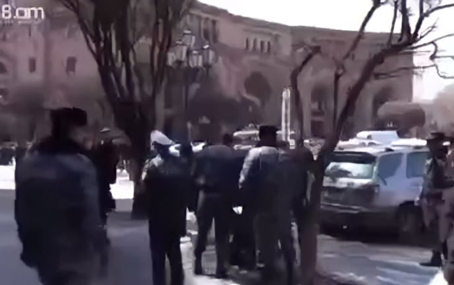 İrəvanda hərbçi valideynləri ilə polislər arasında qarşıdurma - Video