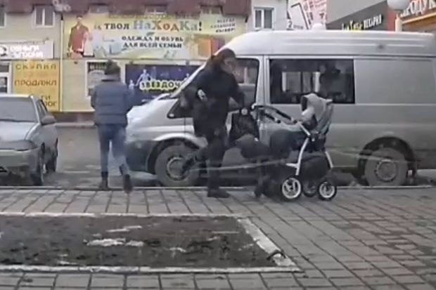 Rusiyada qadın övladını təpik zərbəsi ilə yerə sərdi – VİDEO