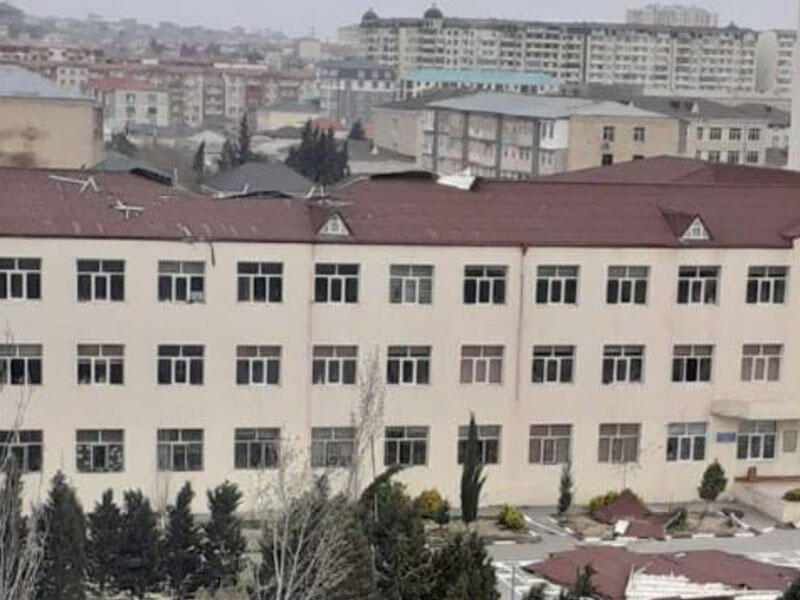 Xırdalanda güclü külək məktəbin damını uçurub - VİDEO - FOTO