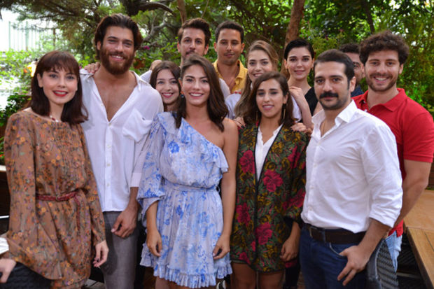 Məşhur serialdakı aktyoru it dişlədi - FOTO