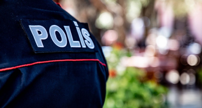 Bakıda polis arvadını restoranın qarşısında döydüyünə görə işdən çıxarılıb