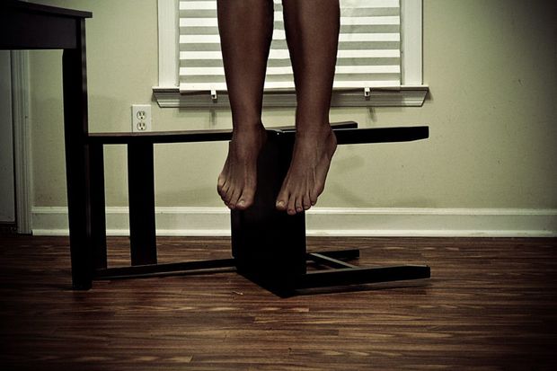 Qadın qızı boşandığı üçün intihar etdi