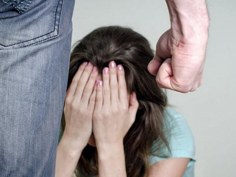 Beyləqanda ər arvadını çəliklə ömdürməyə cəhd etdi