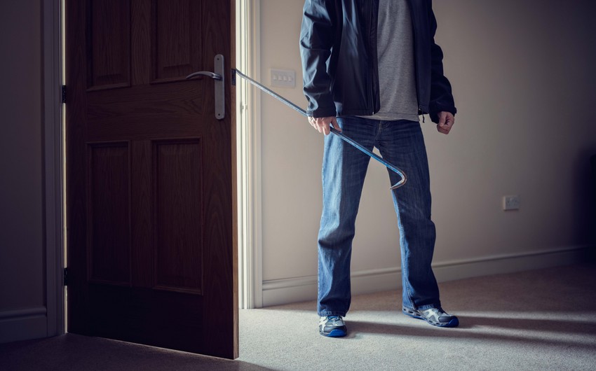 Bakıda evlərdən 15 min manatlıq oğurluq edilib