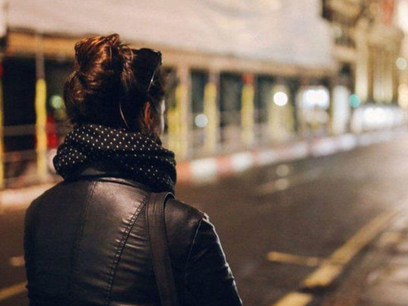 İki uşaq anası küçədə onunla tanış olmaq istəyən kişini bıçaqlayıb