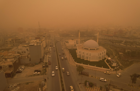 Qum fırtınası insanları boğdu