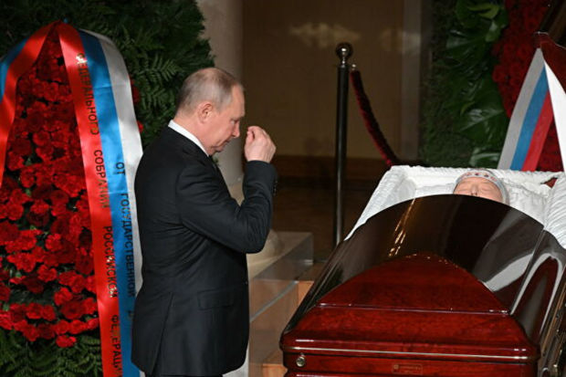 Putin Jirinovskinin cənazəsində baş əyərək onunla vidalaşdı - VİDEO