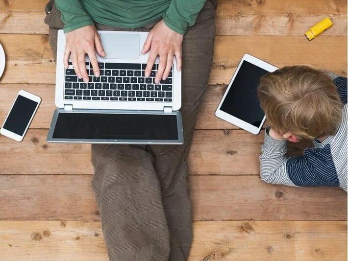 Sosial mediadan istifadə edənlərin yaş həddi beşə düşüb