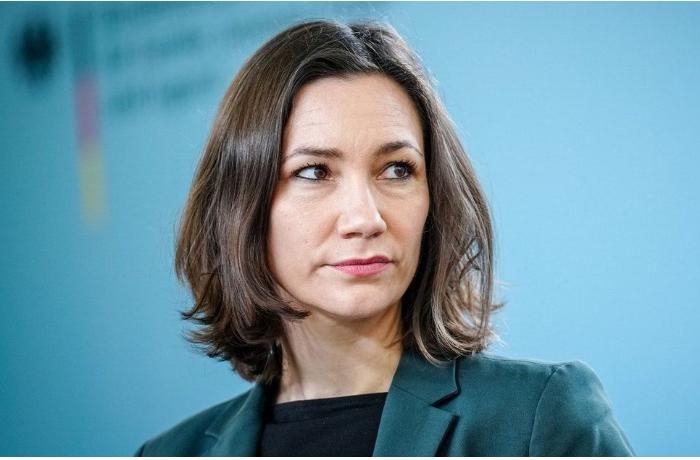 Almaniyada nazir qalmaqaldan sonra istefa verdi