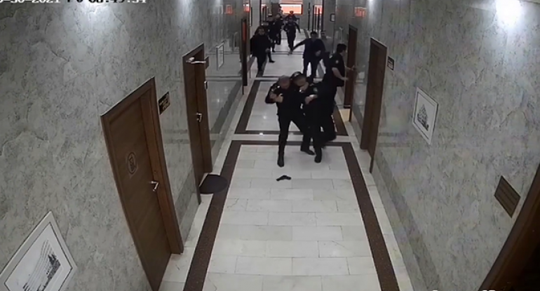 Polis şöbədə arvadını öldürdükdən sonra belə saxlanılıb - ANBAAN VİDEO